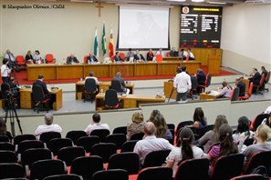 Câmara de Maringá reduz salários do prefeito, vice e secretários